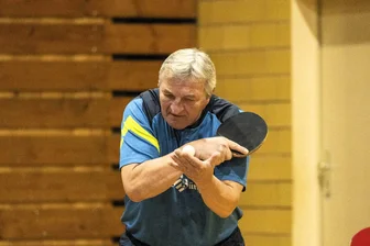 Tannenberger Tischtennisspieler halten Verfolger auf Distanz - Altmeister Josef Cermak mit voller Konzentration auf den Ball beim Aufschlag. Der Tscheche erwischte gegen Leutzsch einen Super-Tag und feierte zwei Einzelsiege.