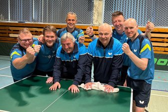 Tannenberger Tischtennisspieler lassen die Sektkorken knallen - Großer Jubel bei den Tischtennismännern des TTSV Handwerk Tannenberg. Sie haben die Relegation erfolgreich bestritten und steigen nun in die Sachsenliga auf.