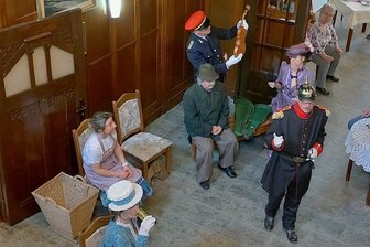 Tannenbergsthaler Herrenhaus wird zur Theaterbühne - Beim Stück "Das Buschgespenst von Falkenau" wurde am Samstag das Foyer im Herrenhaus Tannenbergsthal zur Theaterbühne. 
