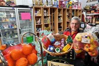 Tante-Emma-Laden in Langenau hat wenig Kundschaft aus dem Ort - Warum? - Einen Laden für Waren des täglichen Bedarfs gibt es in Langenau doch im Mühlweg: Mitbetreiber Andrè Leibelt mit einem kleinen Teil des Angebotes - das erweitert werden könne.