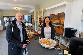 Tante-Emma-Laden in Meerane: Was Bürgermeister Jörg Schmeißer im kleinen Geschäft an der Ecke einkauft - Bürgermeister Jörg Schmeißer hat Inhaberin Doreen Nöldner zur Eröffnung des Tante-Emma-Ladens gratuliert. Mit dem Geschäft verbindet er persönliche Erinnerungen.