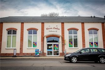 Tante-Enso-Laden in Falkenau: Knapp 100 Teilhaber bereits überzeugt - Der Falkenauer Dorfladen schließt zum Monatsende. In den Dorfladen-Schaufenstern kleben schon die Tante-Enso-Plakate. Damit ein solcher Laden in Falkenau eröffnet, sind aber 300 Genossenschafts-Teilhaber erforderlich.