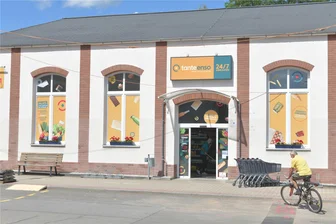Tante-Enso-Laden in Falkenau: Wie ist das Geschäft im ersten halben Jahr gelaufen? - Der Tante-Enso-Laden in Falkenau hat Kernöffnungszeiten mit Personal. Inhaber der Enso-Karte können hier aber rund um die Uhr einkaufen.