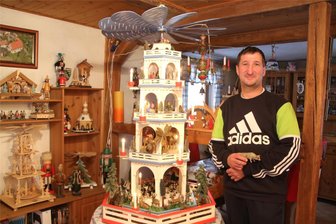 Tantes Erbstücke im alten Haus in Erdmannsdorf und eine besondere Pyramide - Die vierstöckige Pyramide gehört zu den Lieblingserbstücken von Jens Preusche.
