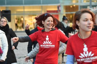 Tanz-Aktion setzt Zeichen für ein Ende der Gewalt gegen Frauen - Heike Froede (48, Mitte) ist Mitinitiatorin von One Billion Rising in Chemnitz.