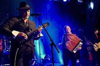 Tanz bei Russian Speed Folk von der Havel im Alten Gasometer in Zwickau - Die Musiker von 44 Leningrad sorgten für Stimmung im Gasometer.