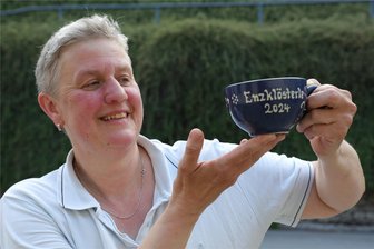 Tanz des Jahres: Bäckerin aus Crottendorf überzeugt mit fetziger Choreografie - Zur Erinnerung an die Meisterschaft gab es für Claudia Klötzer ein Kaffee-Dippel.
