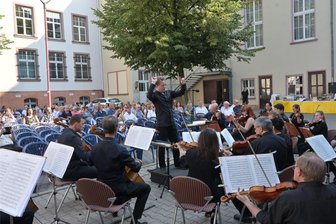 Tanz durch den Sommer: Philharmonie Erzgebirge eröffnet Freiluftsaison am Fichtelberg - Die Erzgebirgische Philharmonie startet wieder in ihre Sommerkonzerte. Im vorigen Jahr im Rathaushof in Aue zu Gast, spielt das Ensemble in diesem Sommer im Kurpark in Aue-Bad Schlema.