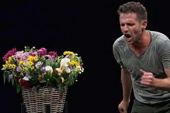 Tanz für Nervenstarke: Die Liebe der Männer und das Ende der Blumen - Schöner Blumenstrauß - aber es wird kein gutes Ende mit ihm nehmen. Niv Sheinfeld im Tanzstück "The Third Dance".