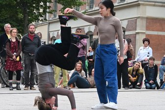 "Tanz Moderne Tanz": Die Briten auf dem Brühl - Tanz auf öffentlichen Plätzen gehört beim Festival "Tanz Moderne Tanz" dazu, wie hier mit JP Hon (links) und Alice Bonazzi in "Push" - einem Tanz um Kampf, Konkurrenz und Versöhnung der Gegensätze - auf dem Chemnitzer Brühl am Donnerstagabend.