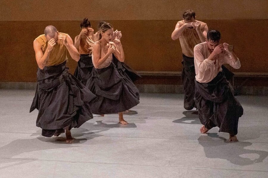 "Tanz Moderne Tanz": In den Traum getanzt - Schwung und Präzision, Vielfalt und Stringenz: Die Vertigo Dance Company brachte das Publikum im Chemnitzer Opernhaus zu Bravorufen. 