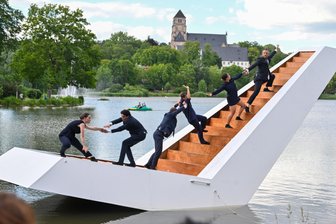 "Tanz Moderne Tanz": Internationales Festival in Chemnitz zählt erneut mehr Besucher - Das niederländische Ensemble Panama Pictures begeisterte mit seiner Aufführung auf dem Chemnitzer Schlossteich.