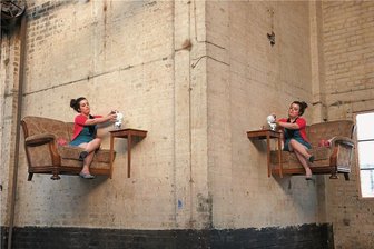 "Tanz Moderne Tanz": Von Menschen, die in der Luft sitzen und sich um Straßenschilder wickeln - Darf's noch ein Kaffee sein? Ungewöhnliche Videos und Fotos wie dieses mit dem Titel "Twins - how do I know I am me ..." von Installationen und Performances von Angie Hiesl und Roland Kaiser zeigt eine kleine Ausstellung im Chemnitzer Tanzbüro.
