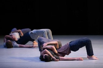 "Tanz Moderne Tanz": Was machen denn die miteinander verschlungenen Männer da? - Heute schon jemanden festgehalten? Machen Sie mal! Es ist ein Thema, das das Stück "One More Thing" des Choreografen Adi Boutrous aus Israel verhandelt. Sonntagabend begeisterte es in Chemnitz.