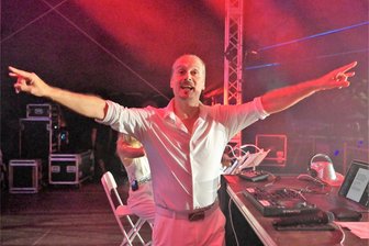 Tanz-Party auf der Waldbühne: Star-DJ Alex Christensen zündet Hit-Feuerwerk im Erzgebirge - Alex Christensen (im Bild) & Friends haben 1.200 Besucher auf der Waldbühne Schwarzenberg begeistert.