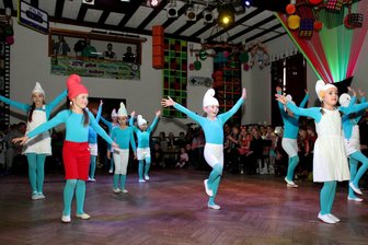 Tanz, Show und Neunzigerjahre-Nostalgie: Irfersgrüner Carneval Verein zieht alle Register - Die Minnies treten als Schlümpfe auf.
