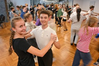 Tanz-Zwillinge aus Chemnitz: Warum für die Profis der Discofox zur Herausforderung wird - Tim und Melina Kramer sind eigentlich Profis, was den Paartanz angeht. In der Tanzschule Köhler-Schimmel lernen sie mit ihren Mitschülern Discofox und Bachata neu dazu.