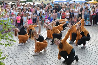 Tanzeinlage beim Freiberger Bergstadtsommer - Tänzerinnen des TSV Schwarz-Weiß Freiberg e.V. bei ihrem Auftritt.
