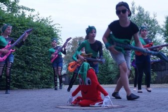 Tanzen als Aufmunterung - Mädchen und Jungen der "Party-Chillies" haben am Donnerstag mit einem Tanz ihre Freundin überrascht. 