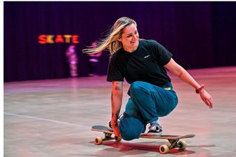 Tanzen auf dem Longboard: Wird Chemnitz zum Hotspot für Trendsportart? - Luise Müller hat das Event im Kraftverkehr mit organisiert. Sie gründete nach einem Kurs in Portugal die Chemnitzer Community.