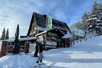 Tanzen im Erzgebirge: DJs legen an der „Herzlhütte“ am Fichtelberg auf - Die Terrasse an der „Herzlhütte“ wird am Sonnabend zum Dancefloor.
