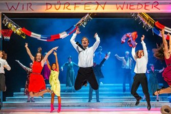 Tanzen ist Freiheit: Die Botschaft von "Footloose" - Verluste und Verbote haben die Corona-Monate geprägt - das Erfolgsmusical "Footloose" zeigt junge Leute in einer ähnlich vertrackten Situation. Nur geht es darin nicht um ein Virus, das gemeinschaftlich besiegt werden soll, sondern um konservative Autoritäten, die ihre Ansichten zum Maßstab für alle machen wollen. Das lassen Ren MacCormack und seine Clique nicht auf sich sitzen.