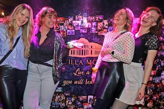 „Tanzen, ohne sich alt zu fühlen“: Was Besucher von Ü-30-Partys in Westsachsen erwarten - Vier Freundinnen haben gemeinsam Spaß in der Villa Mocc (v. l.): Sabrina Maaßen, Jenny Waldorf, Franziska Arndt und Sarah Klemm.