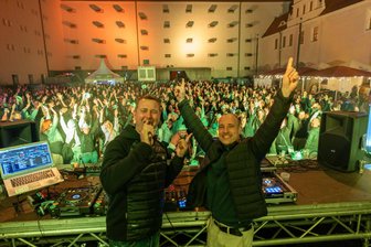 Tanzen statt bibbern: Open Air-Party bei 7 Grad im Freiberger Schlosshof - Am DJ-Pult standen am Samstagabend DJ Le More und DJ Paddixx - wie immer zur „Disco 90“, egal ob im Schloss oder im Tivoli.