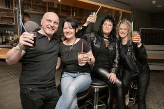 Tanzen, Treffen, Feiern: Das macht die Ü30-Party in Schneeberg so beliebt - Haben sich die Ü30-Party in Schneeberg am Wochenende nicht entgegen lassen (v. l.) Mirko Eising, Susanne Pausch, Sandy Marklein und Silka Becker.