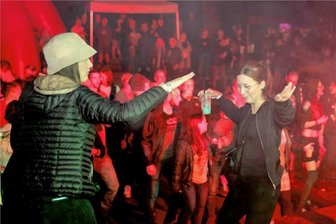 Tanzen und Feiern bis tief in die Nacht: Zum 3. Mal gibt’s Hot Summer Beats im Klostergelände Grünhain - Hot Summer Beats im Grünhainer Klostergelände – hier zur Premiere 2021 – sind ein Magnet für junges Publikum.