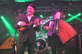 Tanzen und feiern mit Band 44 Leningrad in Freiberg - Konzert mit 44 Leningrad in der Alten Mensa Freiberg: Frontmann Thilo „Theo“ Finke und Ulrike „Ulli“ Eisenreich (Akkordeon, Gesang) in Aktion.