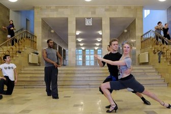 Tanzen und schwimmen: Chemnitzer Ballett belebt Stadtbad -