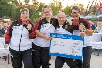 Tanzgruppe angelt sich den Stern des Sports - Überglücklich waren die Tänzerinnen und Tänzer der inklusiven Gruppe des SV Fortuna Auerbach - im Foto von links Loreen Hüfner, Patricia Schramm, Daniel Pausch und Steffi Pausch über ihren Sieg in der Region Auerbach/Reichenbach. Dafür schüttet die Volksbank 1500 Euro Preisgeld an den Verein aus. 