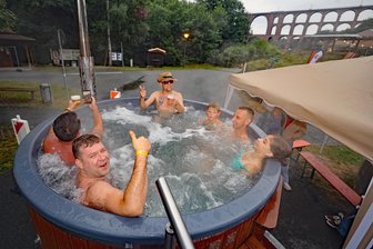 Tanzparty mit Bade-Blubberspaß an der Göltzschtalbrücke: So kam die Event-Premiere bei den Besuchern an - Bevor die Open-Air-Party richtig Fahrt aufnahm, vergnügten sich die ersten Badegäste - darunter auch Familien - im beheizten Whirlpool.