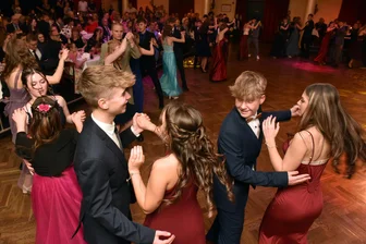 Tanzschul-Abschlussball im Freiberger Tivoli: Das sind die schönsten Bilder - Ballhaus Tivoli Tanzstundenabschlussball der Tanzschule Kießling: mit dabei Amira und Max (links vorn) und Sarah und Sky (rechts vorn).