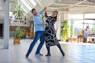 Tanzschule eröffnet in einem ehemaligen Autohaus im Erzgebirge: „Es hat sich schon ein Hochzeitspaar angemeldet“ - Claudia Mothes und Marko Weidauer werden ihre Schüler ab Sonntag im ehemaligen Autohaus zum Tanz bitten.