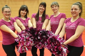 Tanzsportverein Oederan wächst rasant: „Tanzen ist träumen mit den Füßen“ - Emily Schischke, Vanessa Schischke, Patricia Kühnel, Diana Heilmann, Vivian Legler (v. l.) sind Trainerinnen des Tanzsportvereins Tanztraum in Oederan.