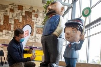 Tanzt die "Wilde Hilde" bald im Bahnhof? - Graffiti-Künstler André Wolf hat den von Hartmut Rademann geschaffenen Vater-und-Sohn-Figuren ein farbiges Outfit verschafft.