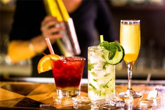 Tanztee in Wechselburg: Livemusik und Cocktails - Cocktails - hier ein Symbolbild - dürfen beim Tanztee-Sommerfest in Wechselburg nicht fehlen.