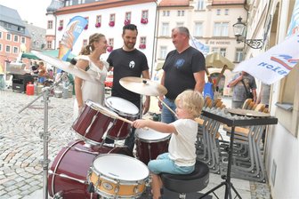 Tanztraum, Flohmarkt, junge Bands: So schön war das Familienfest in Oederan - Peter Merker (r.), Vorsitzender der Oederaner Blasmusikanten, ließ den dreijährigen Theodor ans Schlagzeug.
