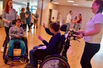 Tanzunterricht bereitet Förderschülern pure Freude - Eine Tanzstunde für Schüler mit Handicaps aus der Förderschule am Stadtpark (im Bild von links: Betreuerin Mirijam Patzelt mit Lea Elina und Magdalena mit Betreuerin Josephine Neubert) findet derzeit in der Tanzschule von Christoph Böhm (weißes Hemd) am Markt in Limbach-Oberfrohna statt.