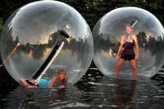 Tanzverein La Gorrita Vogtland in Rodewisch lässt Schüler übers Wasser laufen - Koordinationstraining auf dem Gondelteich: Celine Döhring und Lisa-Marie Freier im Wasserlaufball.