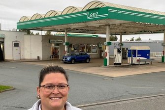 Tapetenwechsel an Tankstelle in Heinsdorfergrund: Aus Lenz wird Total Energies - Vor dem Anrücken der Bautrupps: Pächterin Diana Pfannkuch vor der Tankstelle Lenz. Dieser Name hat sich längst im Sprachgebrauch eingebürgert. Wer dort tankt oder isst, der macht das sicher noch die nächsten Monate "bei Lenz".