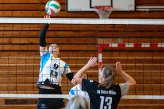 Tapfer gekämpft: Siltronic-Volleyballerinnen mischen trotz Handicap vorn mit - Im Spitzenspiel gegen Milkau zogen die Siltronic-Damen um Sandra Hartmann (l.) knapp den Kürzeren.