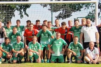 Tapfere Conradsdorfer geben sich nur knapp geschlagen, auch BSC strauchelt - Erinnerung an das größte Spiel der Vereinsgeschichte: Die Conradsdorfer Kicker vor dem Pokalspiel gegen den Dresdner SC beim gemeinsamen Fototermin mit ihren Gästen. 