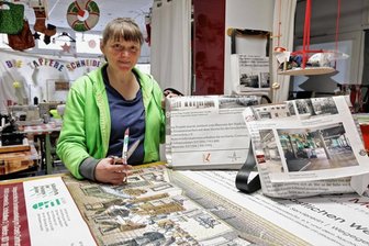 "Tapfere Schneiderin" schenkt Museums-Planen zweites Leben - Linni Grund stellt in ihrer Werkstatt aus den Info-Planen der Bauzaun-Aktion des Geschichtsvereins und des Museums Lichtenstein Taschen der besonderen Art her. Rechts im Bild die vorbestellte Unionhof-Tasche. 