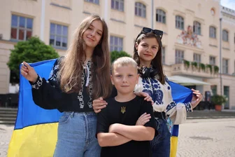 Taras (10) aus der Ukraine zu Besuch in Zwickau: „Ich wünsche mir meinen Vater zurück“ - Zwickau besucht haben am Mittwoch (von links) Veronika, Taras und Sasha aus der Ukraine. Taras und Sasha haben ihre Väter im Krieg verloren.