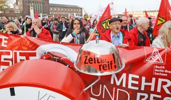 Tarifauftakt der IG Metall: Neues Kapitel in der Verteilungsfrage - Jörg Hofmann - Mit einer Demonstration durch Zwickau läutete die IG Metall am Samstag die neue Tarifrunde ein.