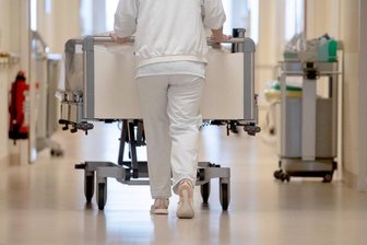 Tariflöhne in allen Firmen mit städtischer Beteiligung? Wer in Zwickau davon profitieren würde - Eine Zwickauer Ratsfraktion fordert höhere Gehälter für Mitarbeiter von Unternehmen mit städtischer Beteiligung. Das hätte vor allem für das Klinikum erhebliche Konsequenzen.