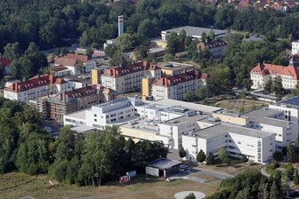 Tariflohn für kommunale Firmen in Zwickau? Geteiltes Echo auf Ratsantrag - Blick auf das Heinrich-Braun-Klinikum. Ob es finanzierbar wäre, allen Beschäftigten Tariflohn zu zahlen, ist umstritten.